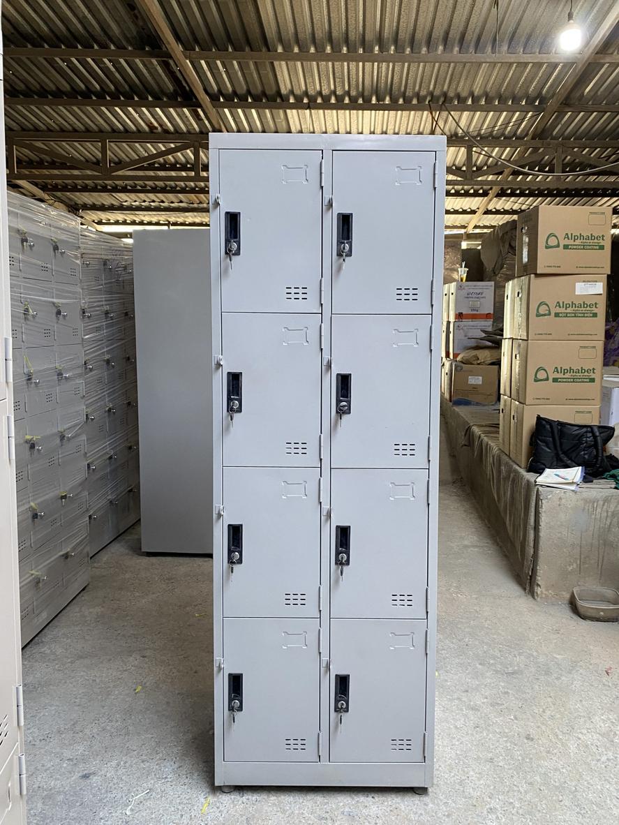 Tủ locker 8C2K đặt trong văn phòng — gọn gàng, dễ bố trí, mỗi cánh có bảng tên và lỗ thông gió.