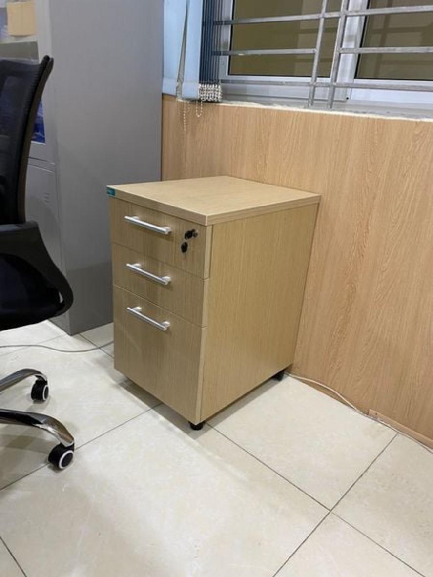 Kích thước tiêu chuẩn giúp Hộc gỗ HG04 dễ dàng hòa hợp với nhiều không gian làm việc.