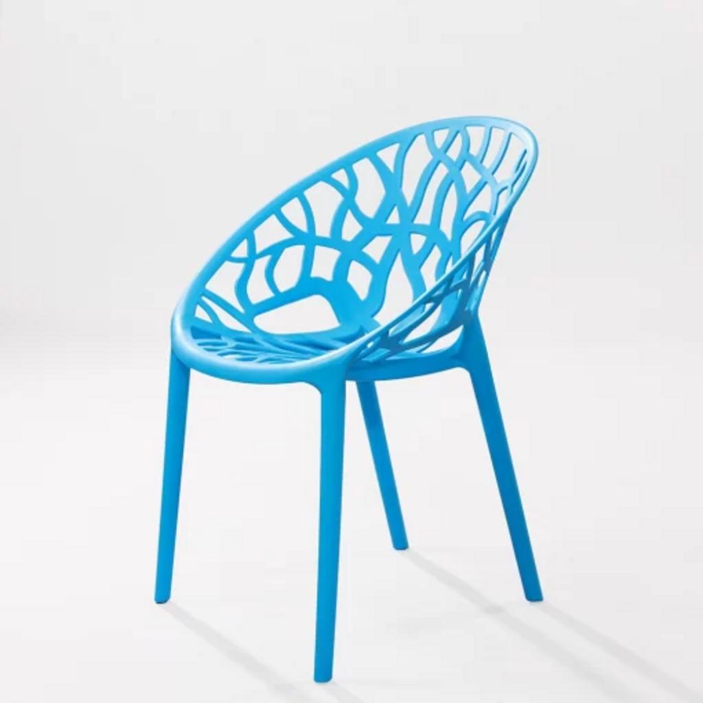 Hình ảnh ghế 3018 sử dụng ngoài trời, minh họa khả năng chịu thời tiết của sản phẩm.