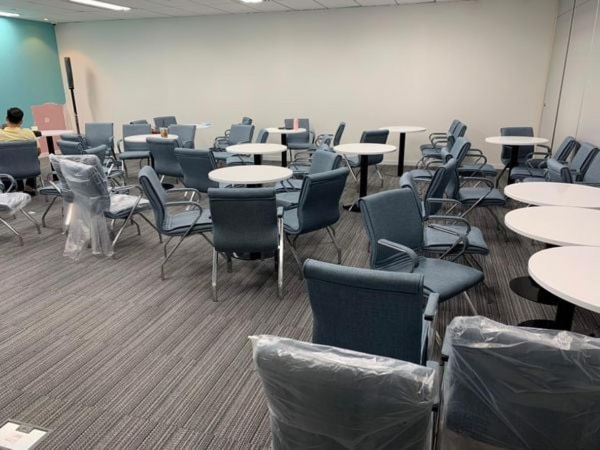 Mặt bàn cafe với lớp phủ melamine chống trầy, dễ dàng vệ sinh.