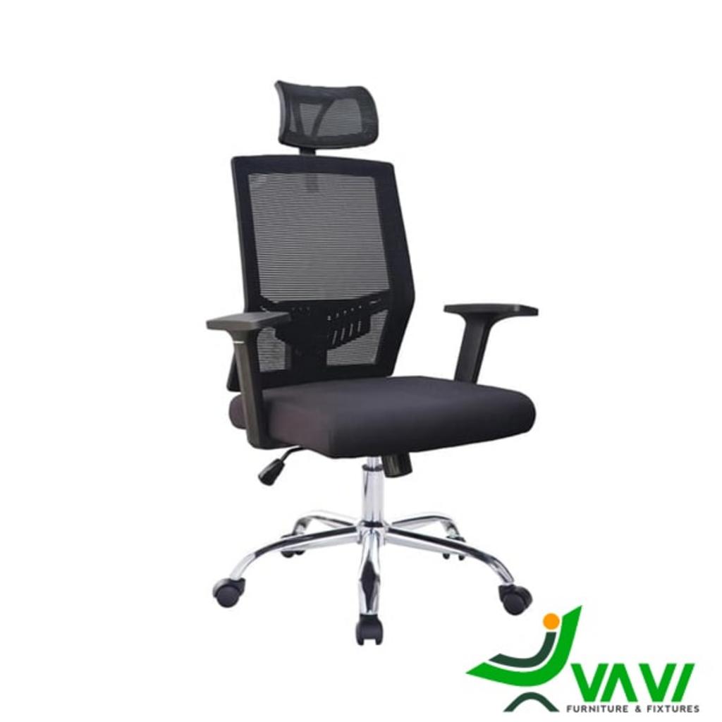 Khung nhựa đen bọc vải lưới thoáng khí giúp giữ mát khi ngồi làm việc lâu.