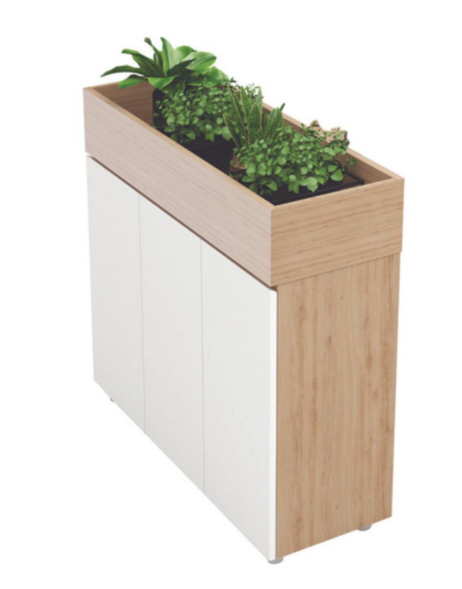 Khay trang trí trên nóc tủ giúp không gian thêm sinh động và tinh tế.