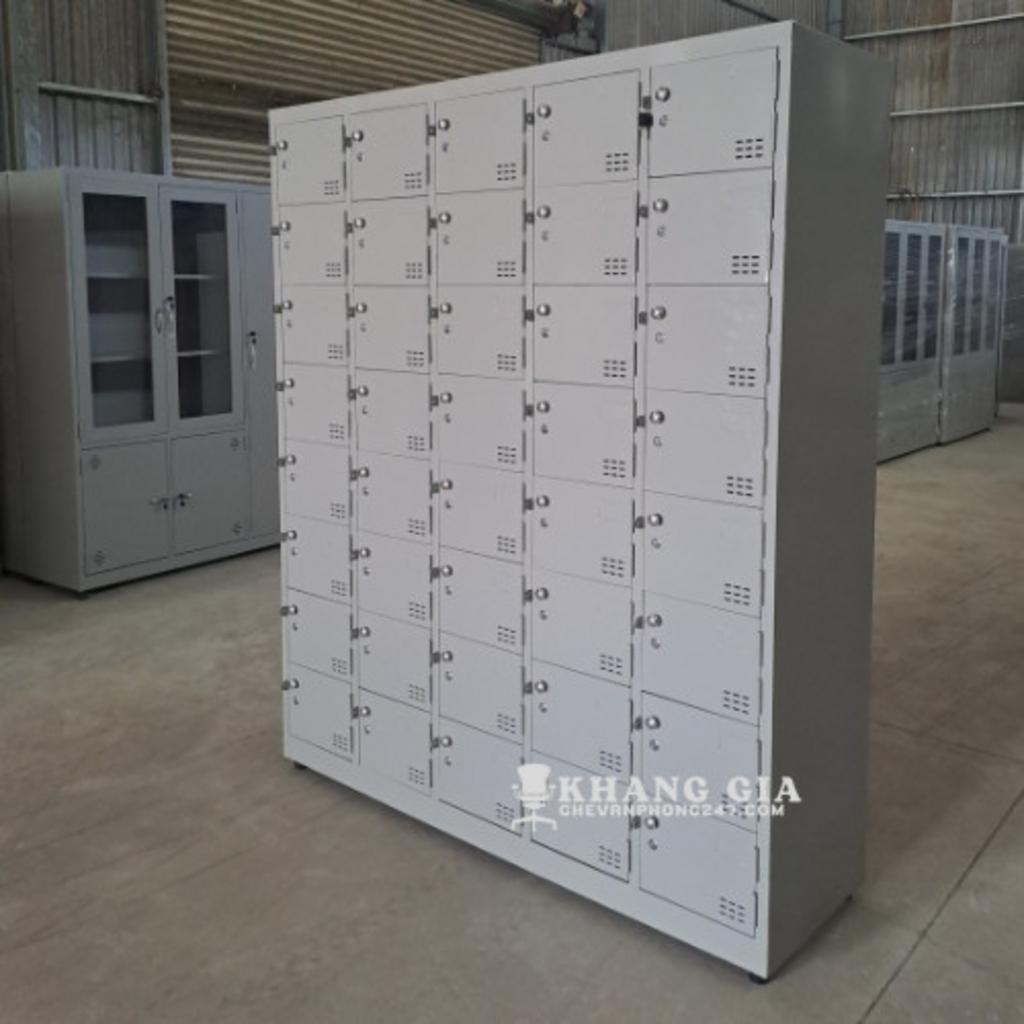 Mỗi ngăn có khóa liền tay nắm, bảng tên và lỗ thông gió — an toàn và tiện quản lý.