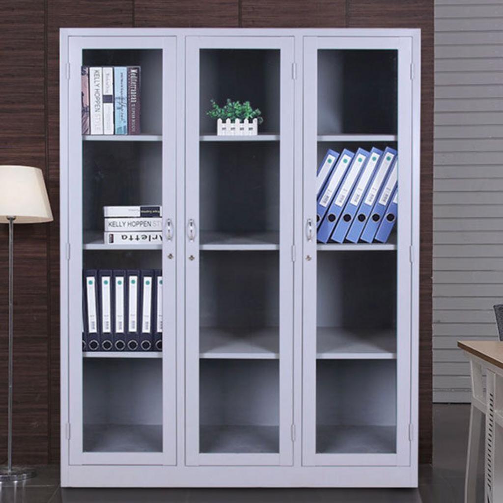 Khóa gạt ngang đơn giản nhưng an toàn — mỗi ổ kèm 2 chìa.