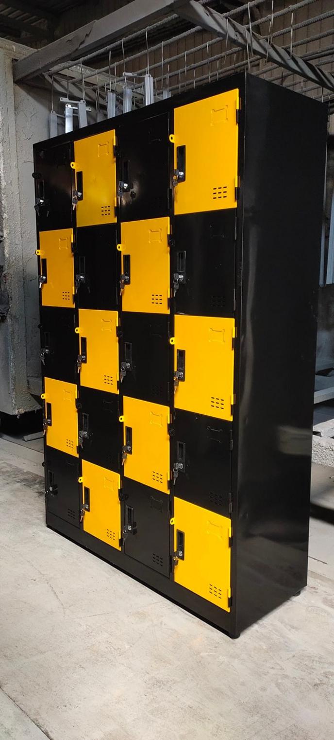 Khóa bảo mật cao bảo vệ tài sản cá nhân của học sinh an toàn.