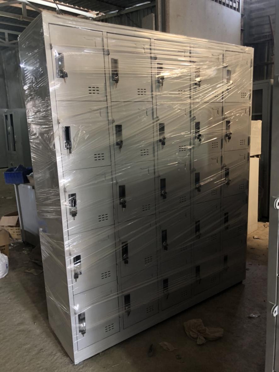 Khóa liền tay nắm kết hợp tai khóa móc giúp tăng cường mức độ bảo mật.