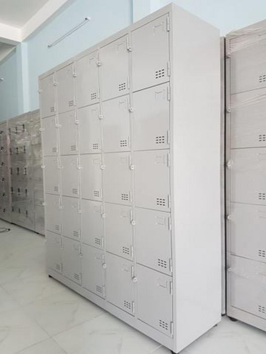 Khóa locker liền tay nắm và móc khóa bảo mật tăng cường an toàn.