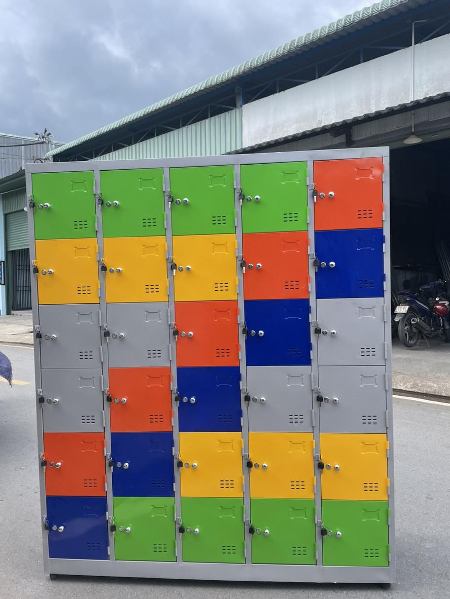 Close-up hình khóa tích hợp và tai khóa móc an toàn.