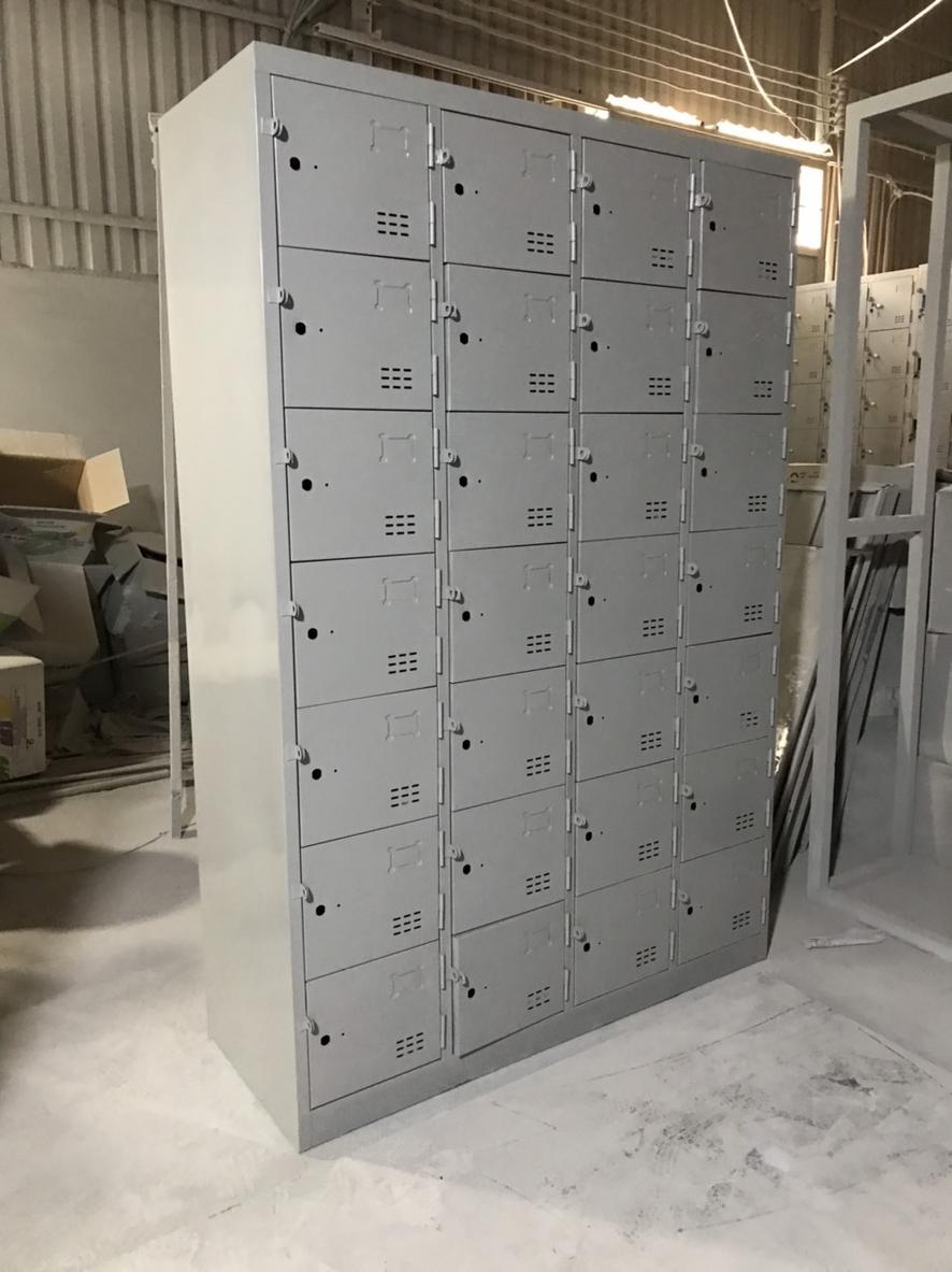 Cơ chế khóa liền tay nắm và tai khoá móc an toàn của tủ locker.