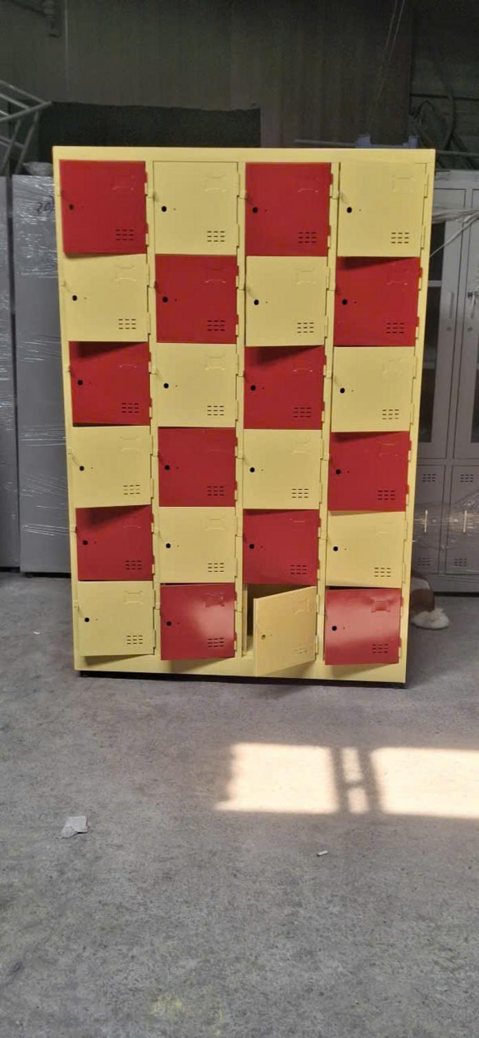 Hình ảnh khóa locker riêng biệt và tai khóa móc phụ trợ giúp bảo mật tốt hơn.