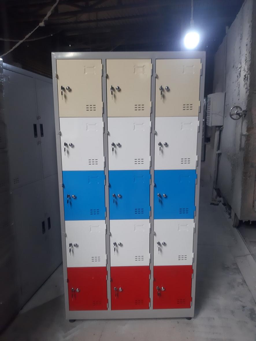 Ảnh chi tiết khóa locker và tai khóa móc an toàn trên cánh cửa tủ.