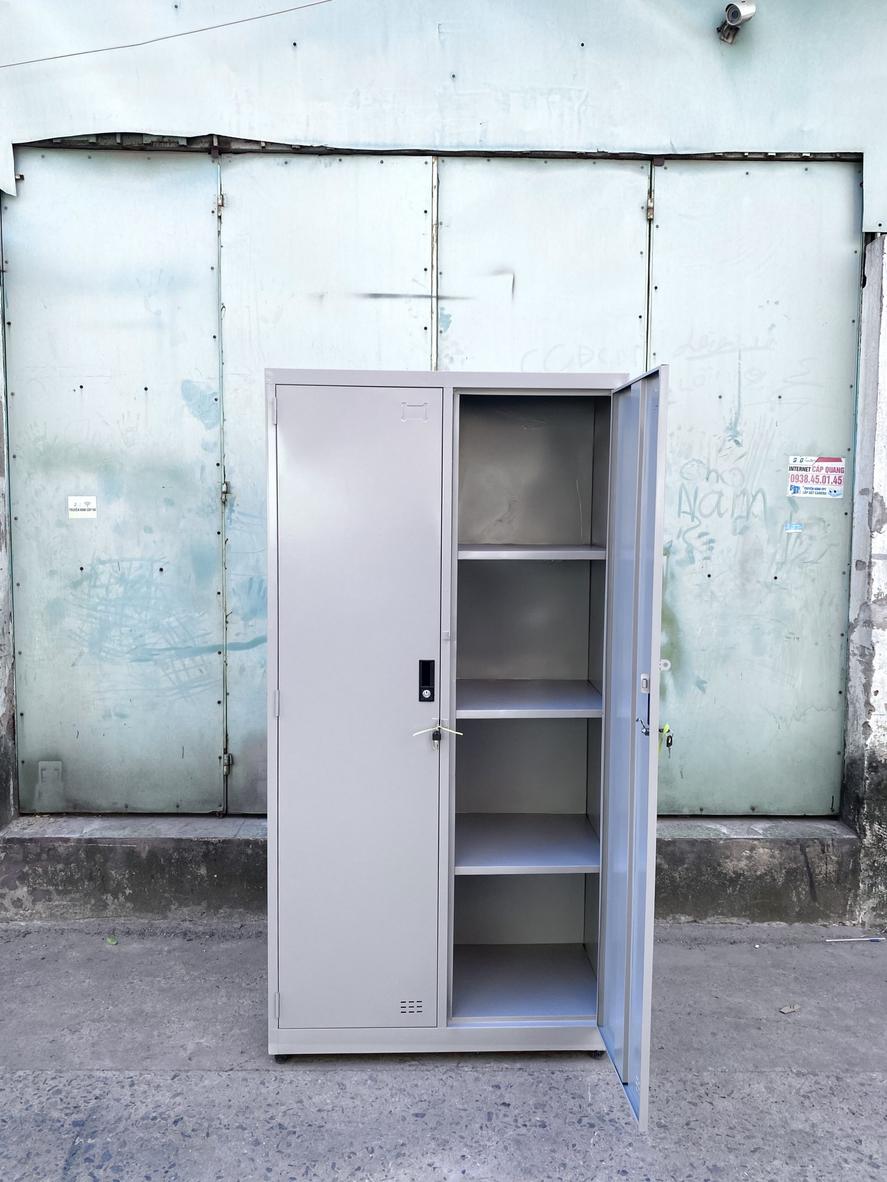 Khóa an toàn bảo vệ hồ sơ quan trọng; tay nắm nhựa thuận tiện khi sử dụng.