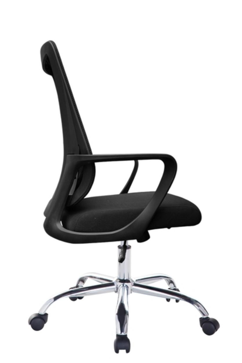 Khung ghế nhựa bọc vải lưới thoáng khí giúp không khí lưu thông, giữ cho bạn mát mẻ khi làm việc.