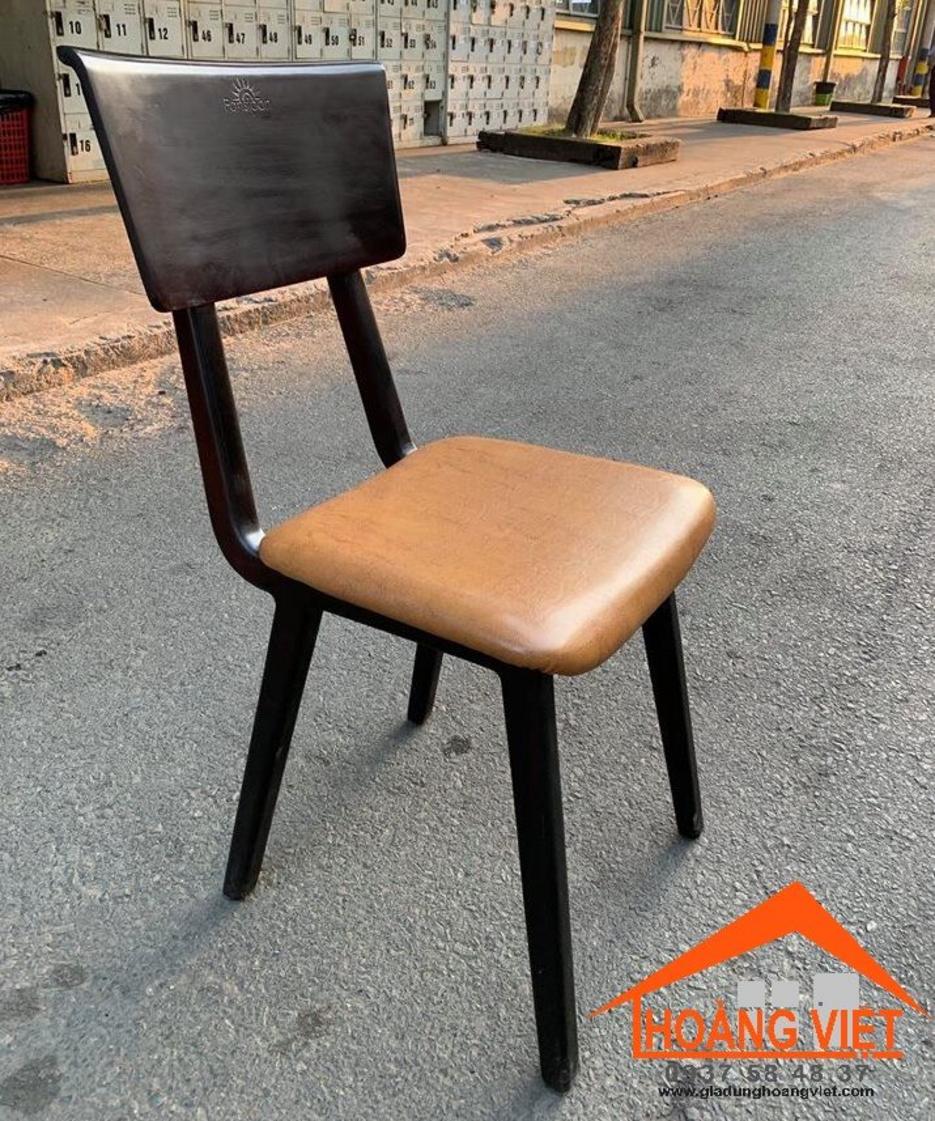 Khung ghế gỗ kết hợp sắt tạo nên độ bền và ổn định vượt trội.