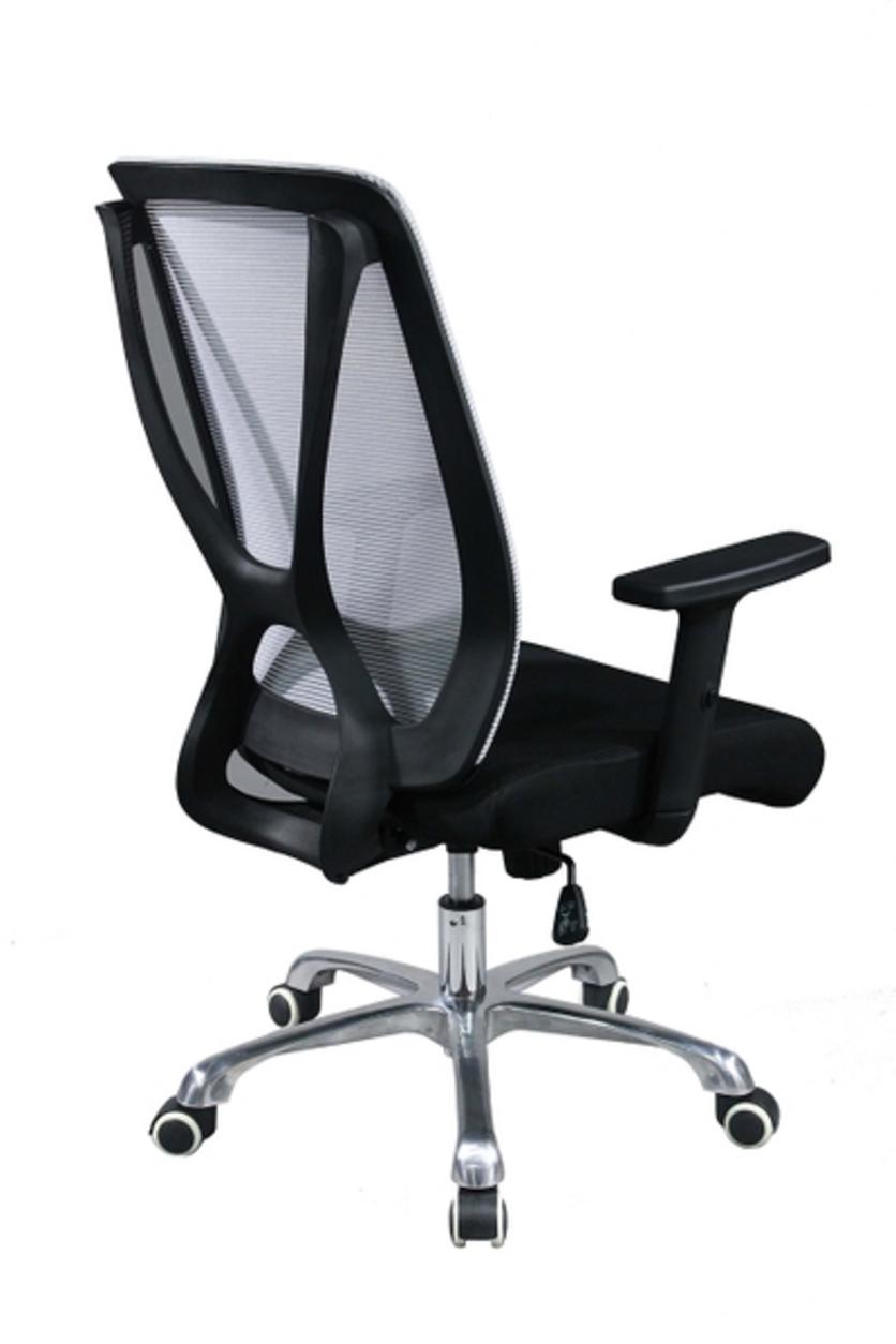 Khung nhựa đen bọc vải lưới giúp ghế luôn mát mẻ và thoáng khí.