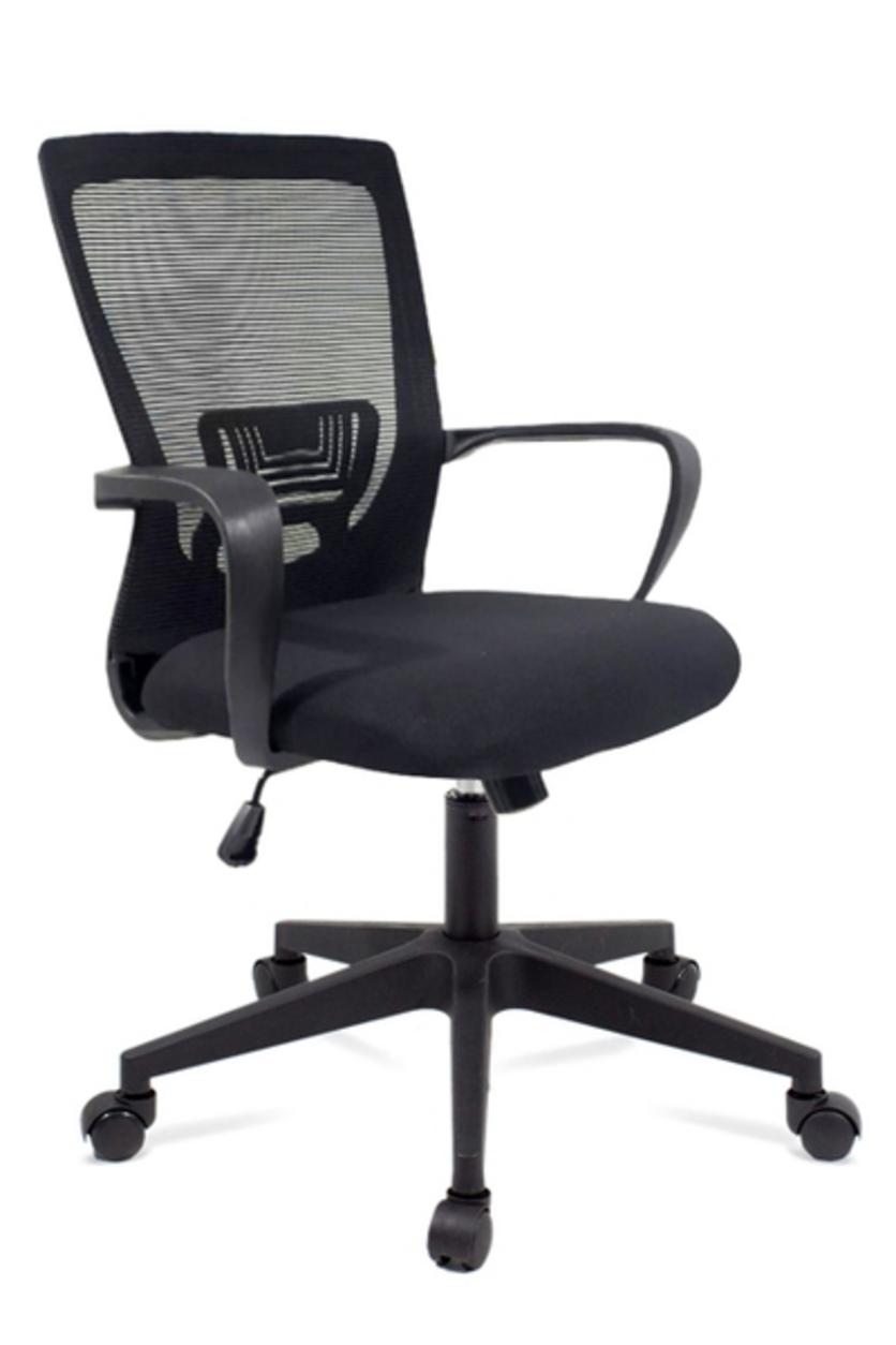 Khung nhựa đen cách điệu của Ghế văn phòng DP8340 kết hợp vải lưới thoáng mát, bền bỉ cùng thời gian.