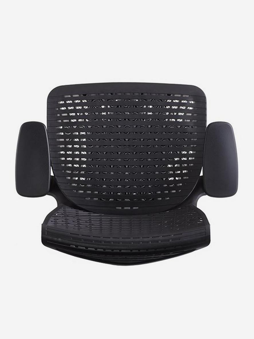 Khung nhựa dẻo của Ghế Raina ôm sát và hỗ trợ cột sống.