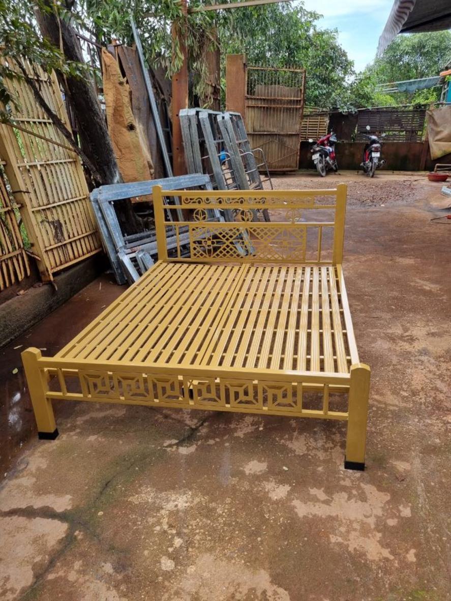 Hình ảnh cận cảnh khung sắt hộp 40x80mm, thể hiện sự chắc chắn và bền bỉ của giường.