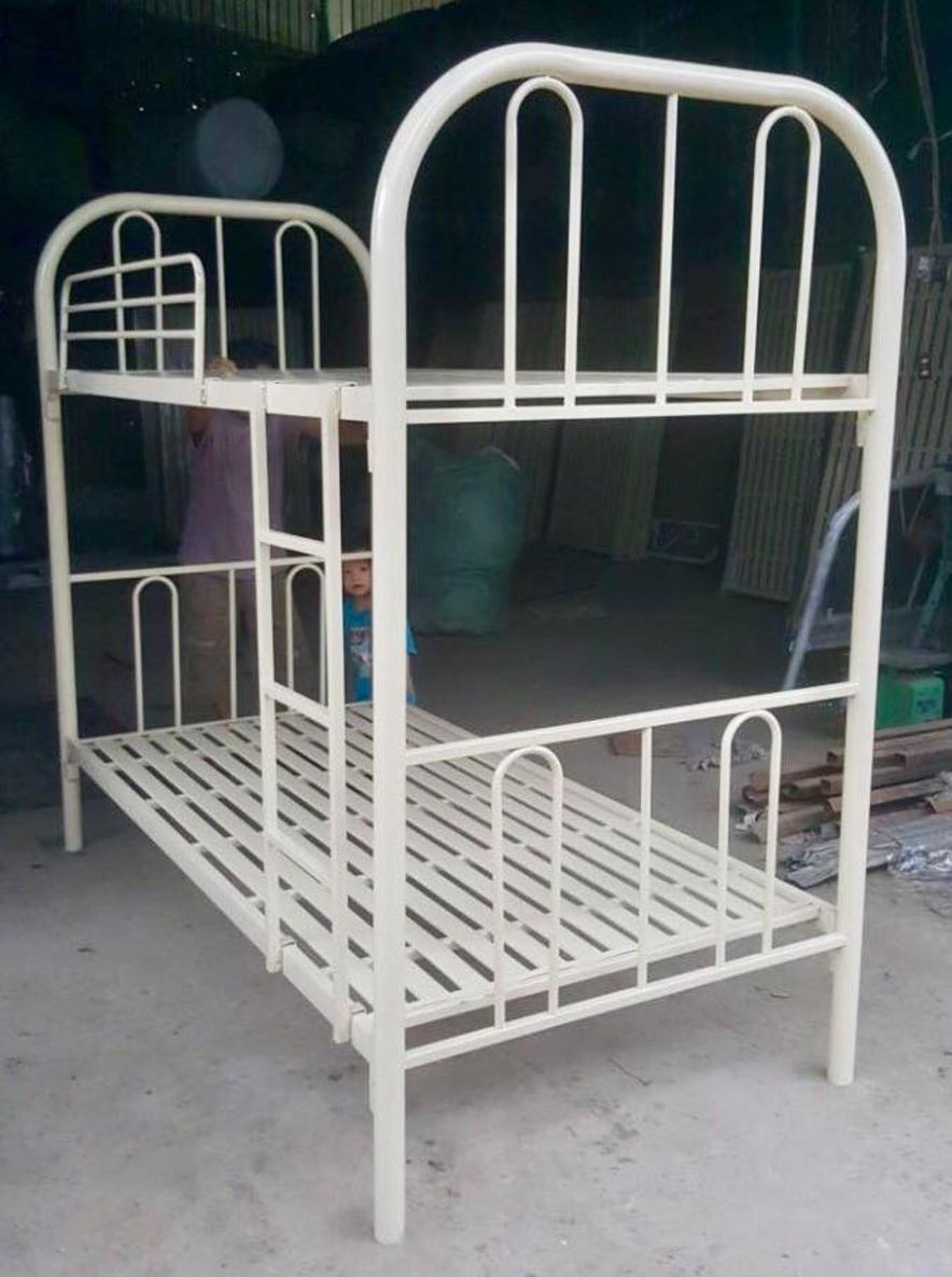 Ảnh cận cảnh khung sắt dày 1,2mm với lớp sơn tĩnh điện sáng bóng, thể hiện độ bền và an toàn của sản phẩm.