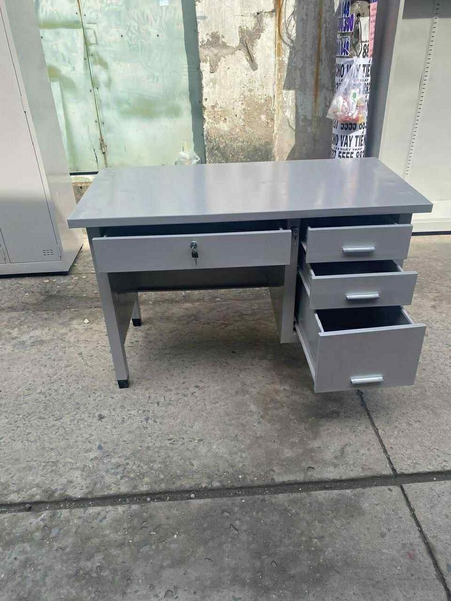 Hình ảnh cận cảnh khung sắt hộp dày với lớp sơn tĩnh điện màu ghi bền bỉ.