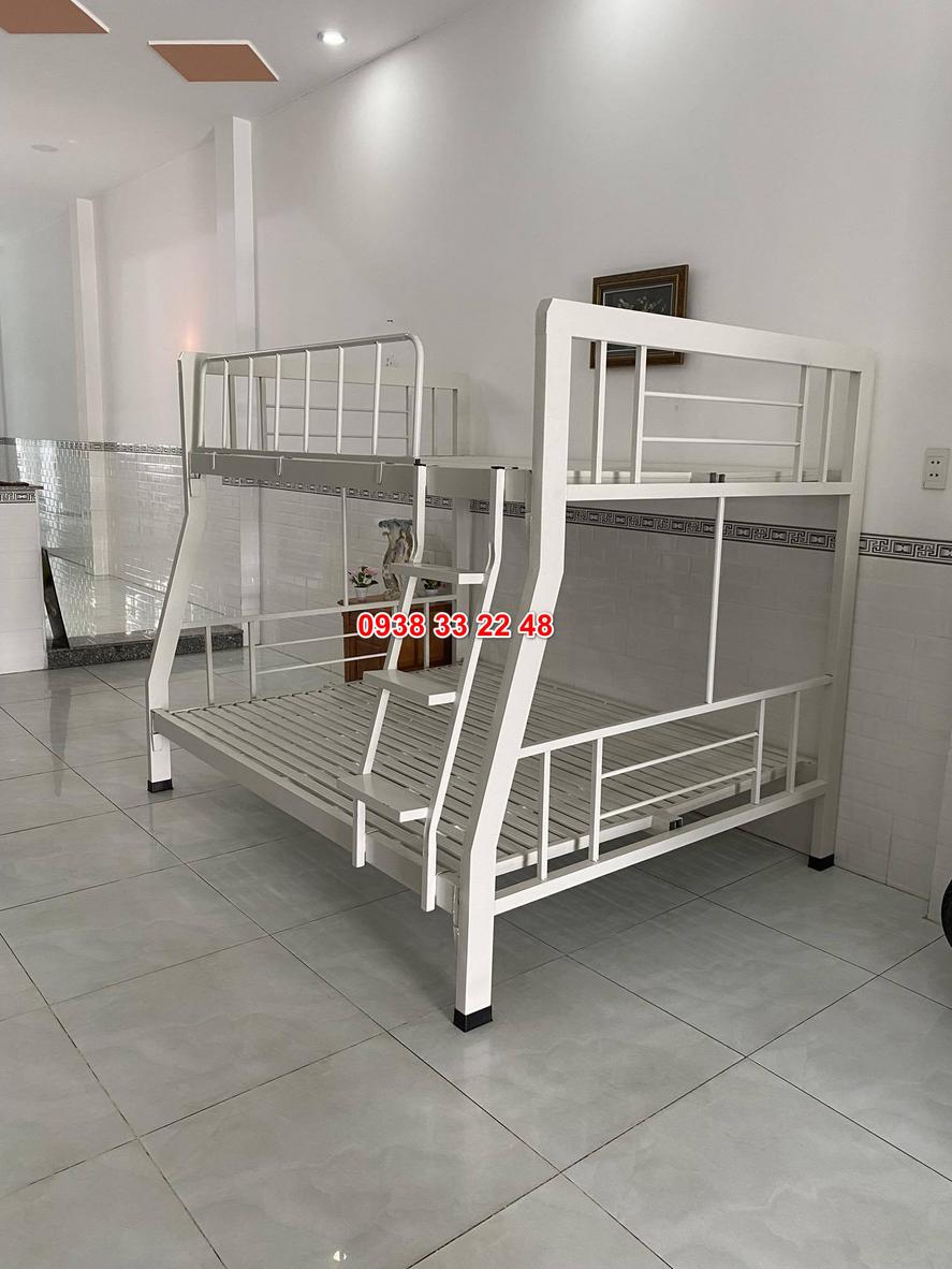 Khung sắt hộp vuông 48mm chắc chắn, chịu lực cao.