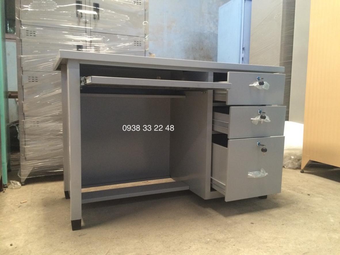 Khung sắt thép dày sơn tĩnh điện của bàn B60x120-VT bền bỉ và chắc chắn.