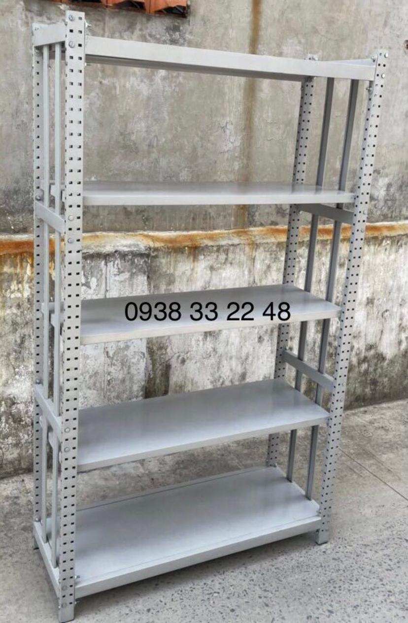 Khung thép hộp 25x50 mm chắc chắn tạo nên kết cấu bền bỉ cho kệ sắt lưu trữ.