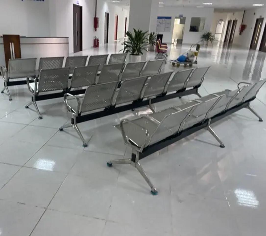 Ảnh cận cảnh khung thép inox 201 của Ghế băng chờ DPY19, thể hiện sự bền bỉ và sáng bóng.