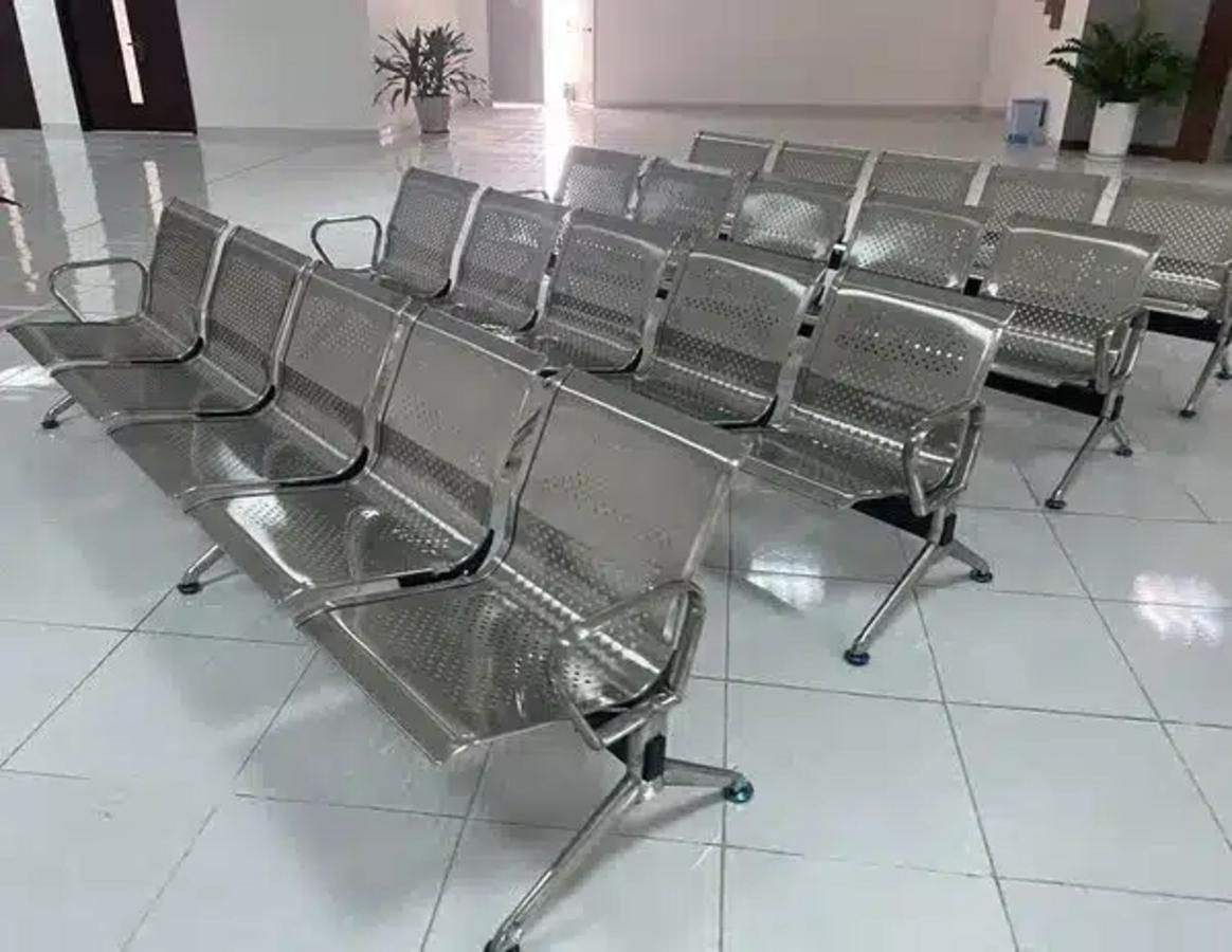 Khung thép mạ Ni-Cr/Inox của Ghế băng chờ 4 chỗ DPY19 bền bỉ, chống gỉ hiệu quả.