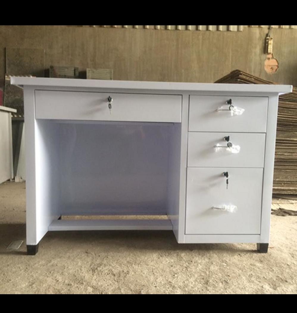 Cận cảnh khung thép sơn tĩnh điện bền bỉ, chống gỉ của bàn.