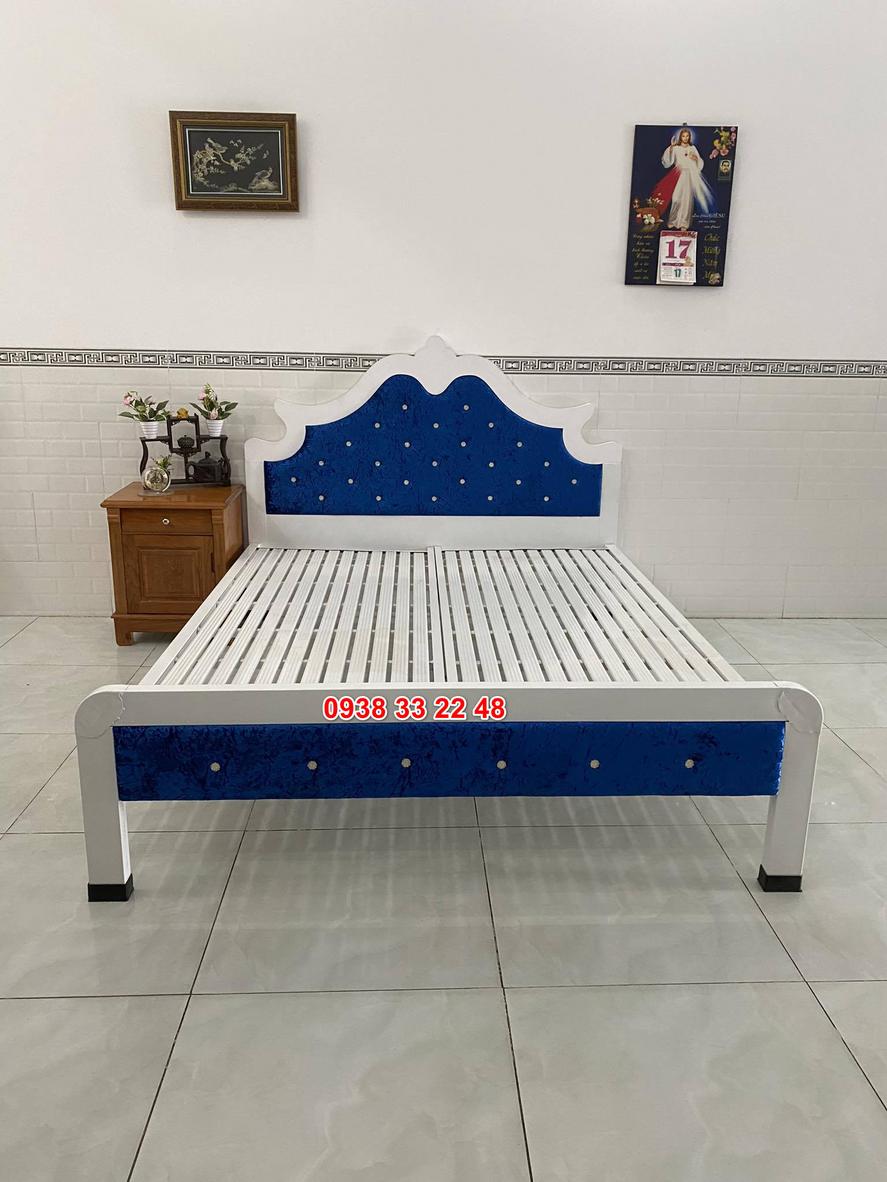 Ảnh minh họa kích thước rộng rãi của giường sắt.