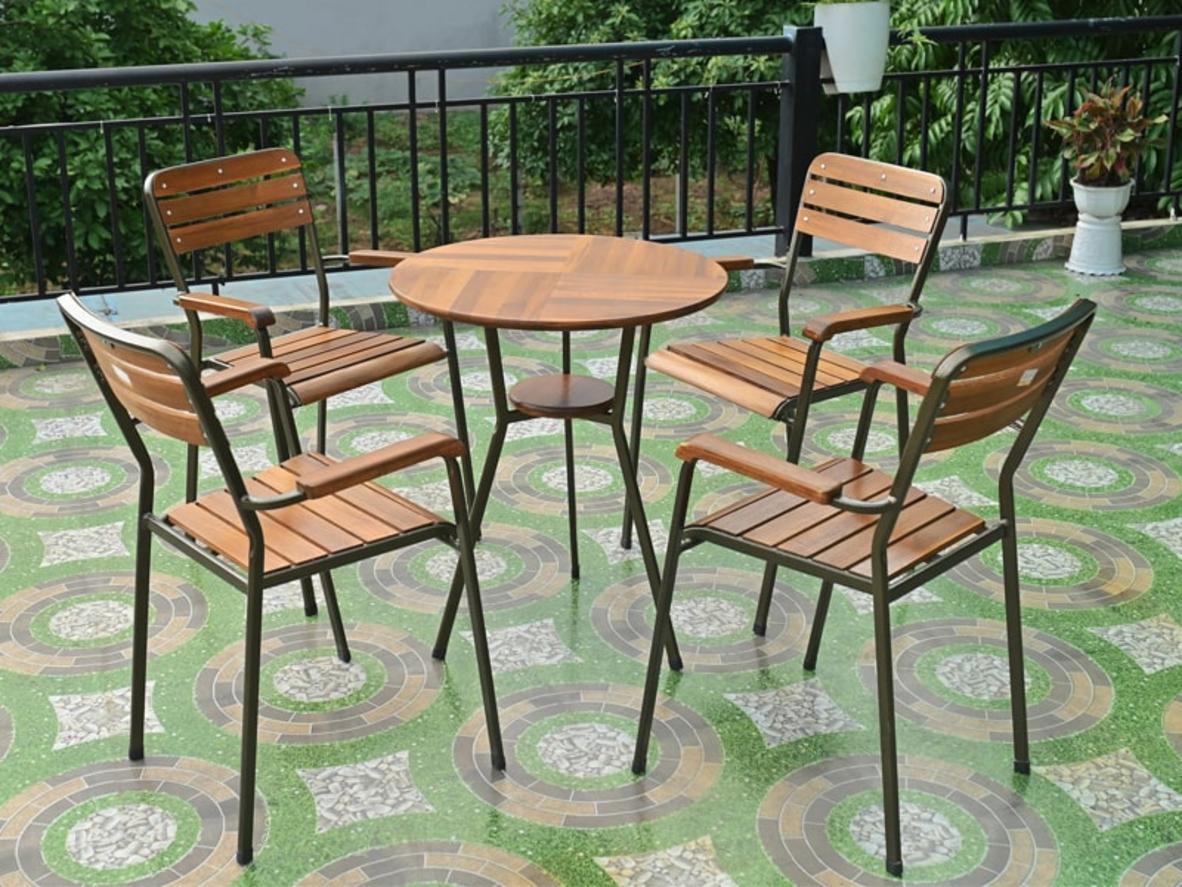 Bộ bàn ghế với kích thước nhỏ gọn, phù hợp cho ban công và không gian hạn chế.