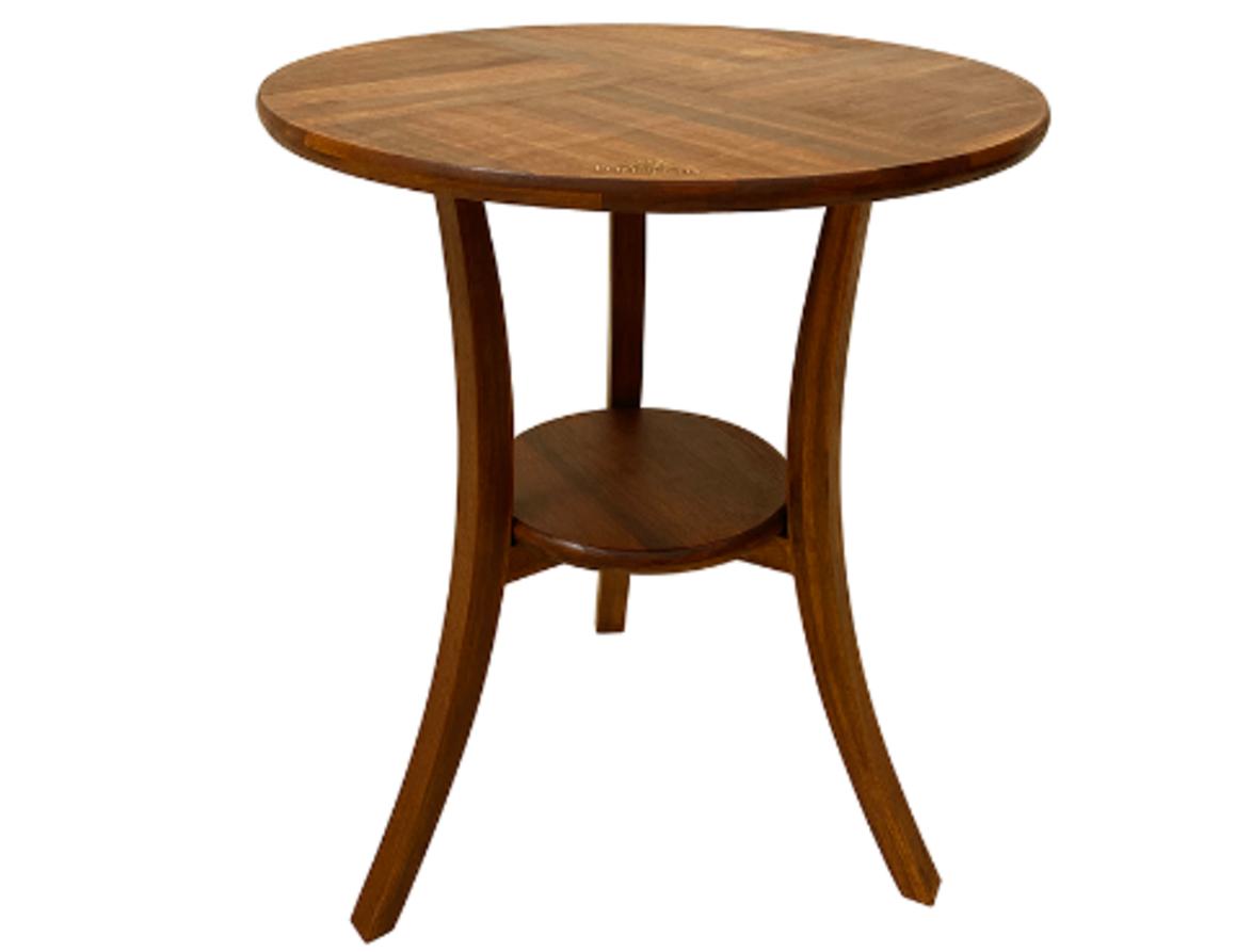 Kích thước bàn nhỏ gọn giúp tận dụng hiệu quả không gian ban công và quán cà phê ngoài trời.