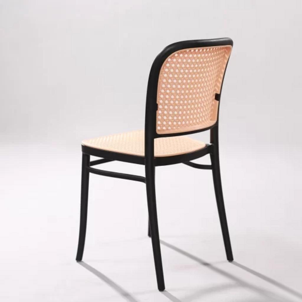 Ghế 3042 có kích thước chuẩn và đa dạng màu sắc phù hợp với nhiều không gian.