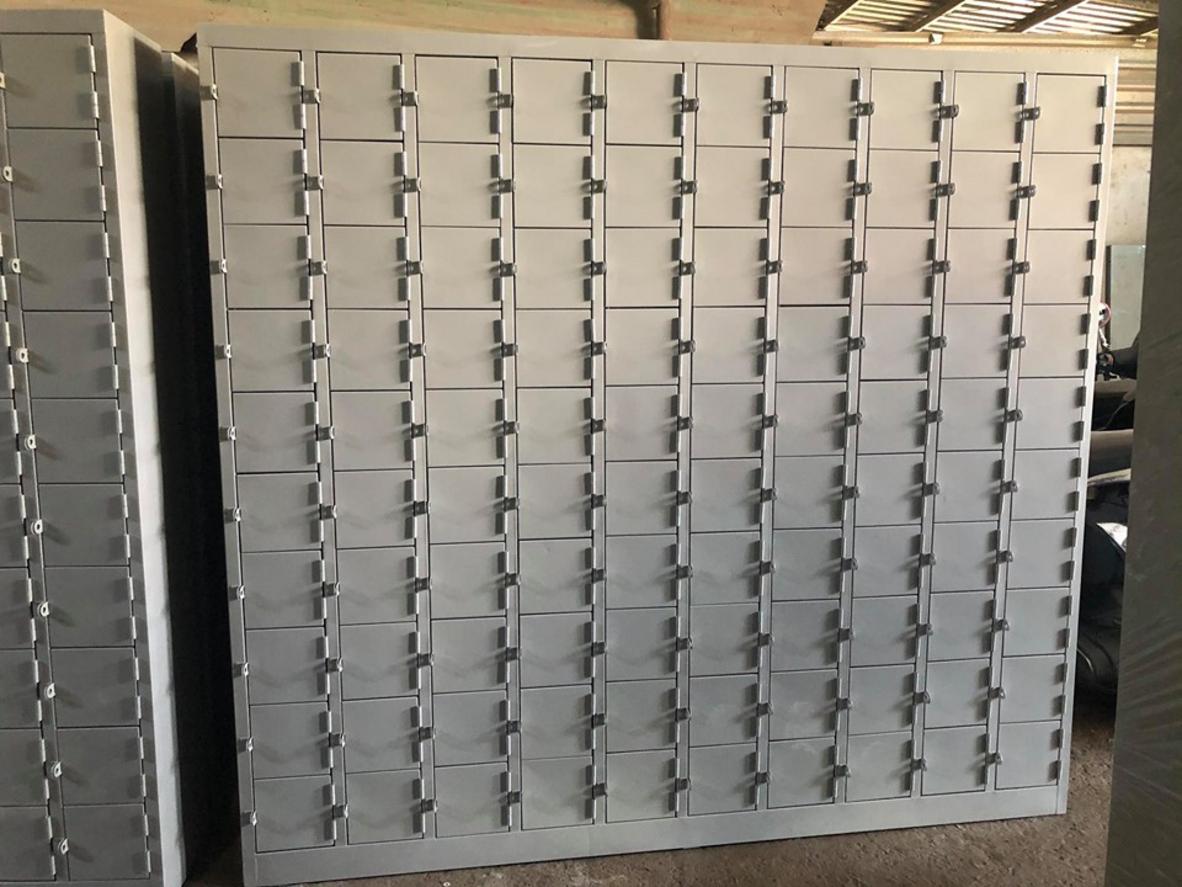 Tủ kích thước lớn 2000 x 2450 x 550 mm với chân điều chỉnh ổn định mọi bề mặt.