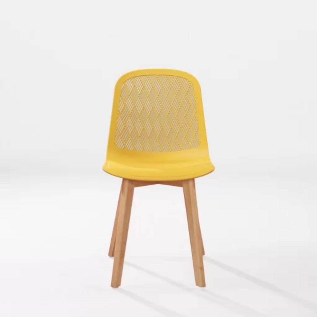 Ghế 3003B trong một không gian quán cafe nhỏ, thể hiện kích thước vừa phải và tiện nghi.