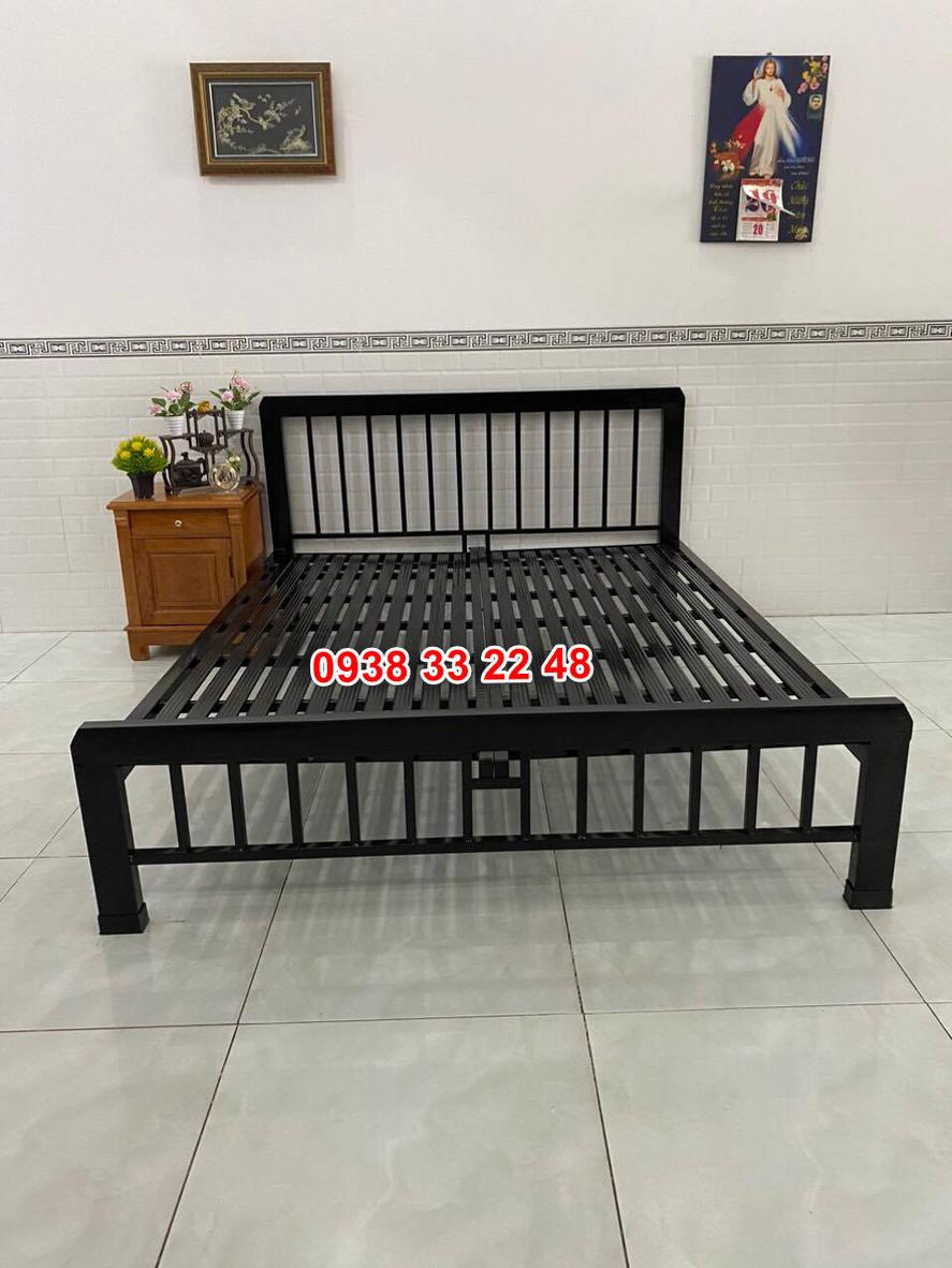 Kích thước giường rộng rãi, cho không gian ngủ thoải mái.