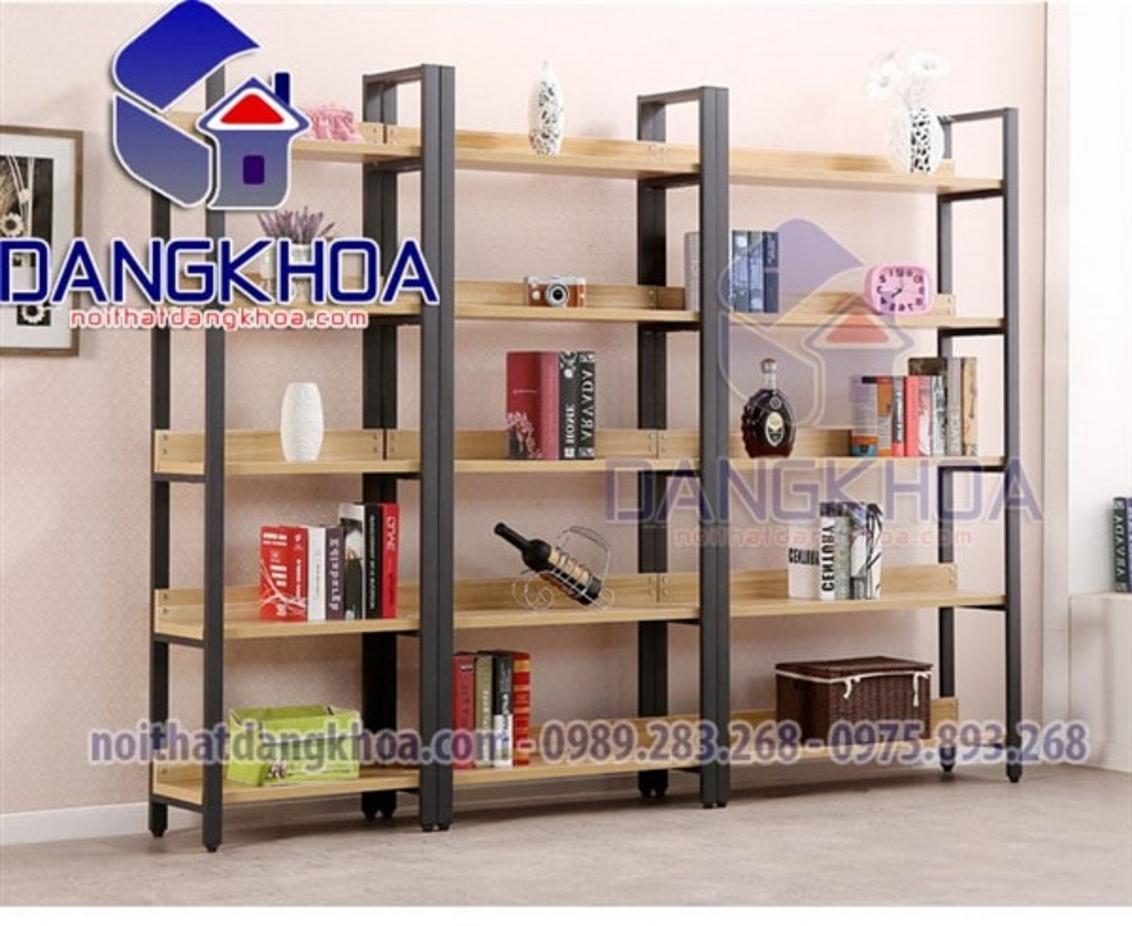 Kệ K5T đặt trong góc văn phòng cho thấy kích thước tiêu chuẩn phù hợp nhiều không gian