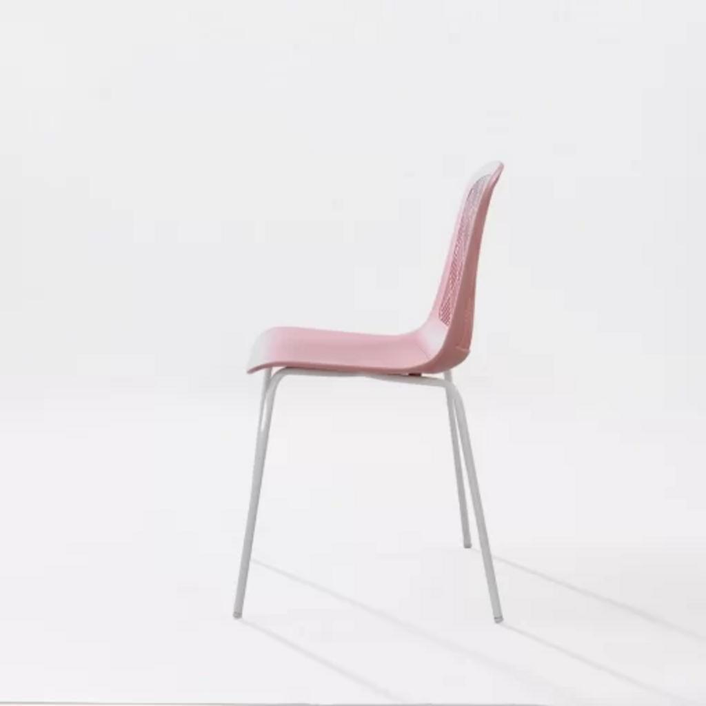 Ghế 3003A với thiết kế xếp chồng giúp tối ưu diện tích sử dụng.