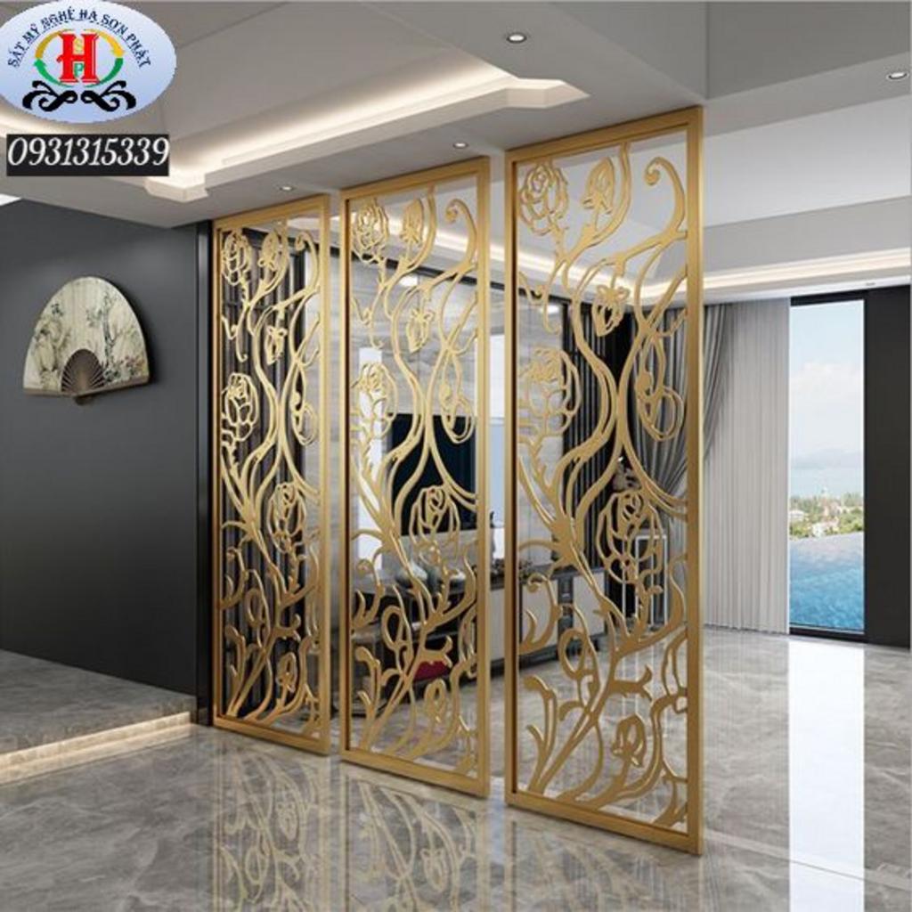 Hình ảnh kỹ thuật viên đang lắp đặt vách ngăn sắt VS nhanh chóng tại văn phòng.