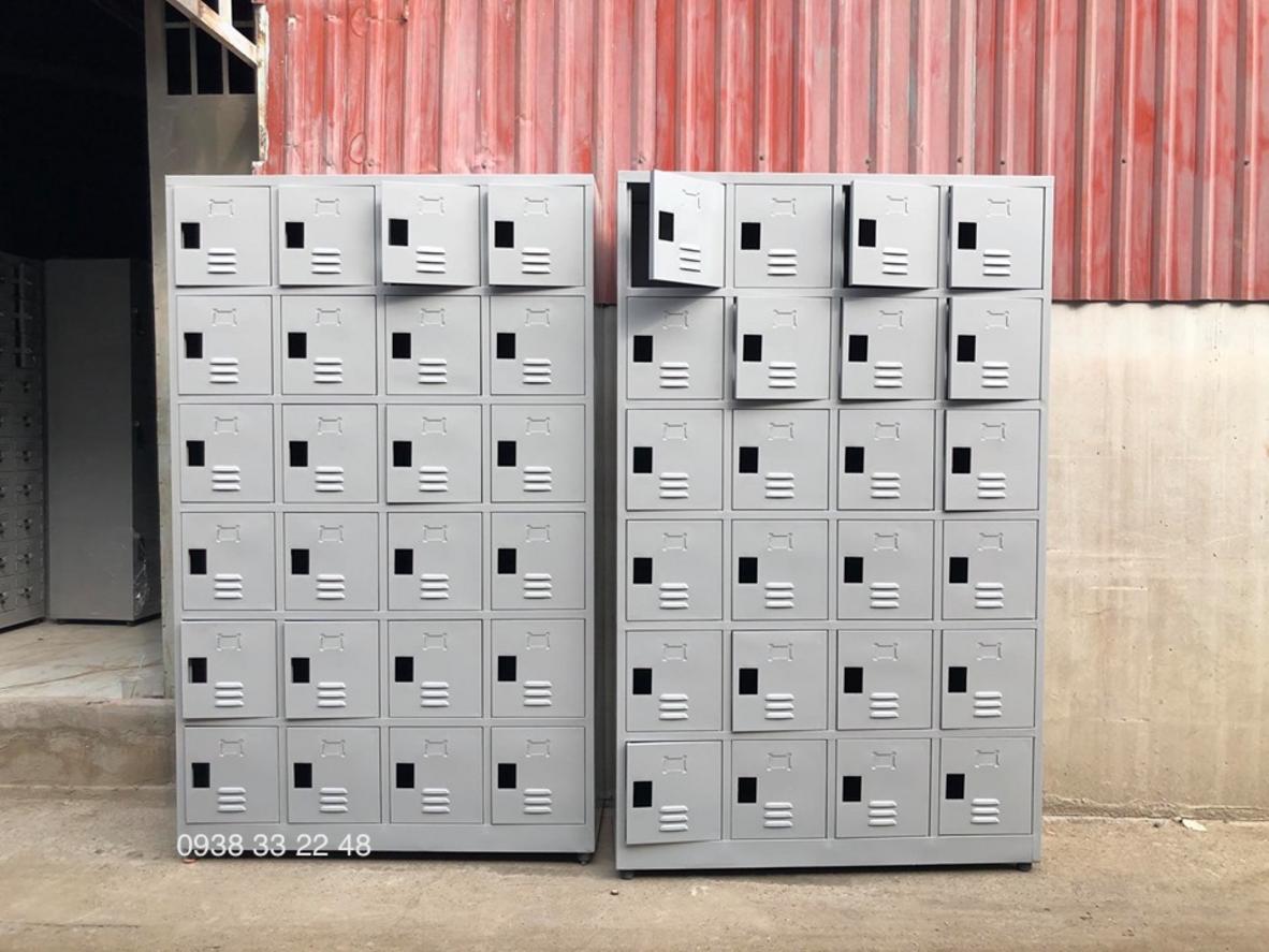 Ảnh chi tiết lỗ thông gió trên cửa tủ locker.