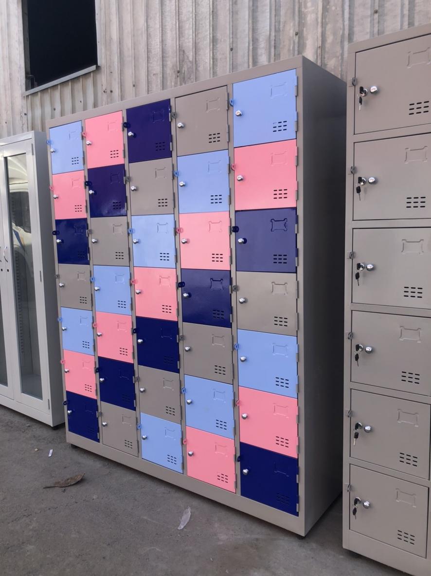 Lỗ thông gió và bảng tên nhân viên giúp tủ locker tiện lợi và sạch sẽ hơn.