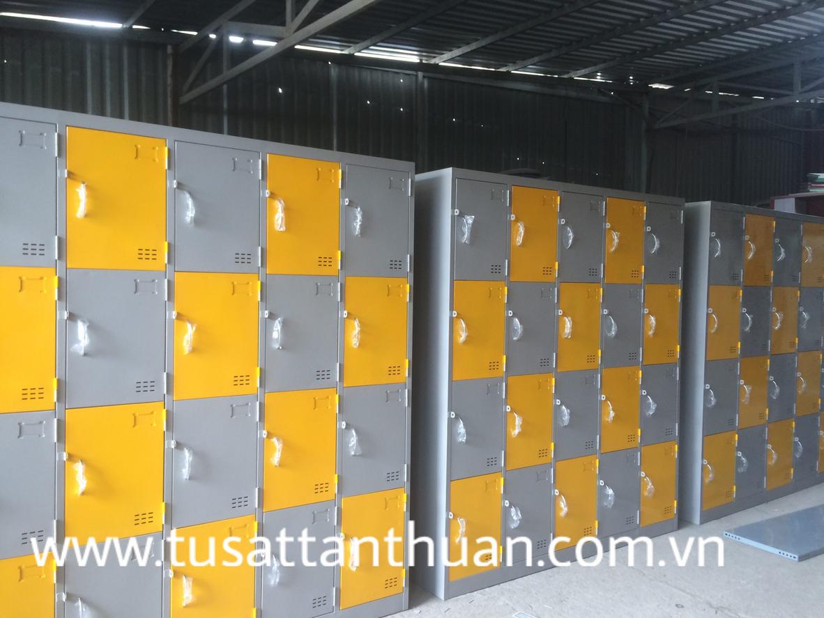 Lỗ thông gió và bảng tên giúp tủ locker luôn thoáng khí, tiện ích nhận diện người dùng.