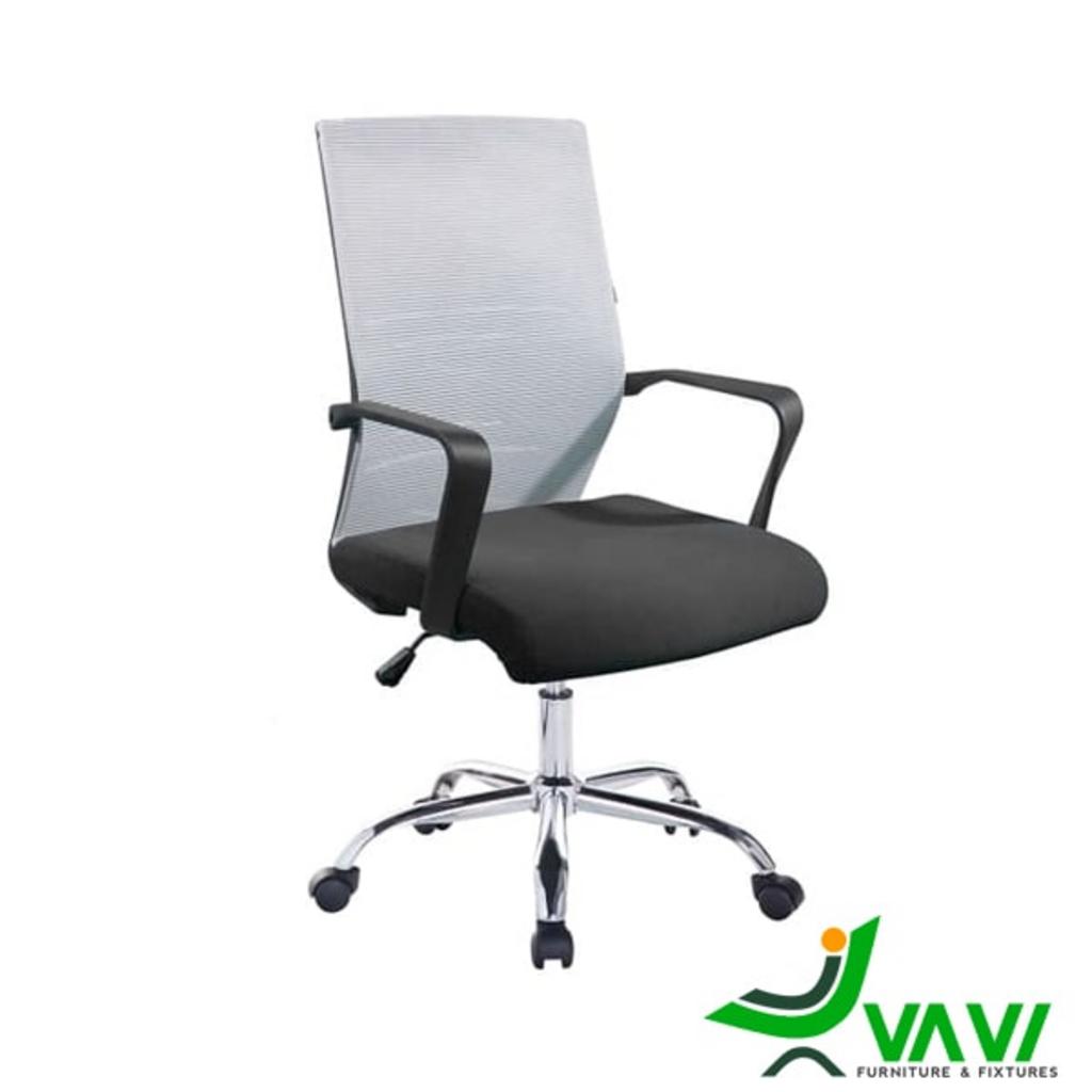 Lưng ghế vải lưới giúp thông khí và tạo cảm giác dễ chịu cho người dùng.