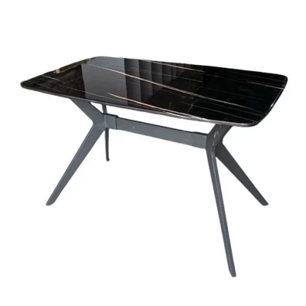 Mặt đá granite cao cấp với công nghệ chống thấm hiện đại.