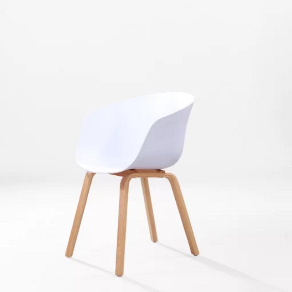 Mặt ngồi nhựa PP cao cấp của Ghế 1886 đảm bảo độ bền và dễ vệ sinh.