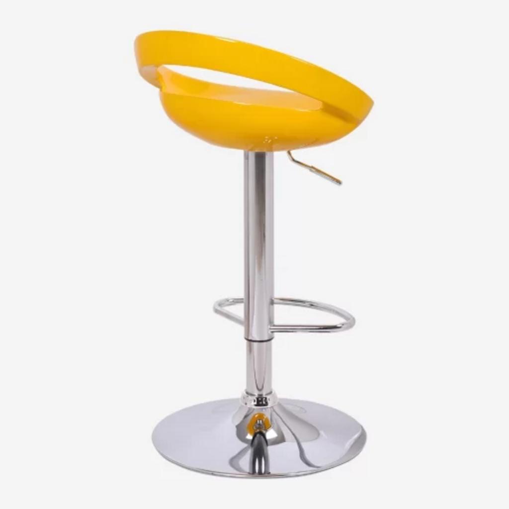 Mặt ngồi nhựa đúc với màu sắc đa dạng, dễ vệ sinh và bền đẹp.