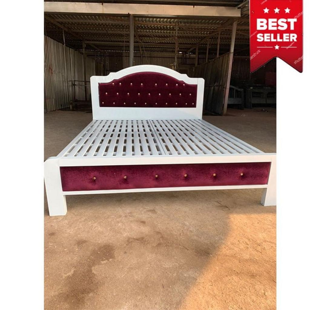 Hình ảnh giường với màu nâu giả gỗ tạo nên vẻ đẹp tinh tế và ấm cúng.