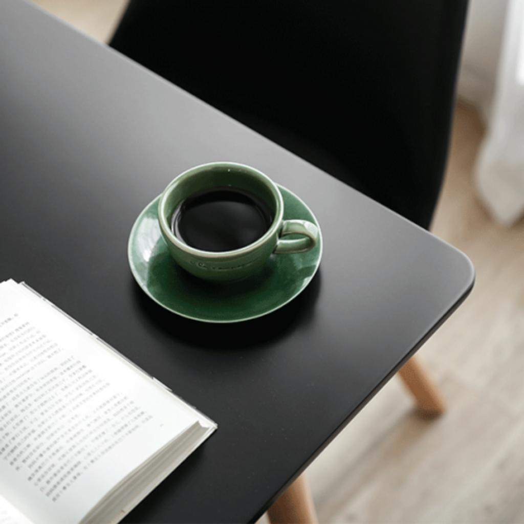 Bàn có màu trắng và đen trang nhã, phù hợp xu hướng nội thất hiện đại.