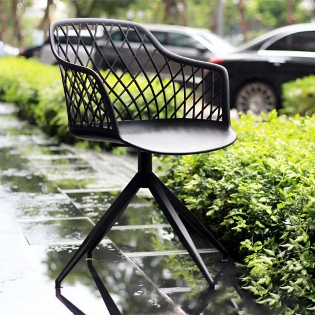 Chân ghế sắt với lớp sơn tĩnh điện giả gỗ sang trọng và bền bỉ.